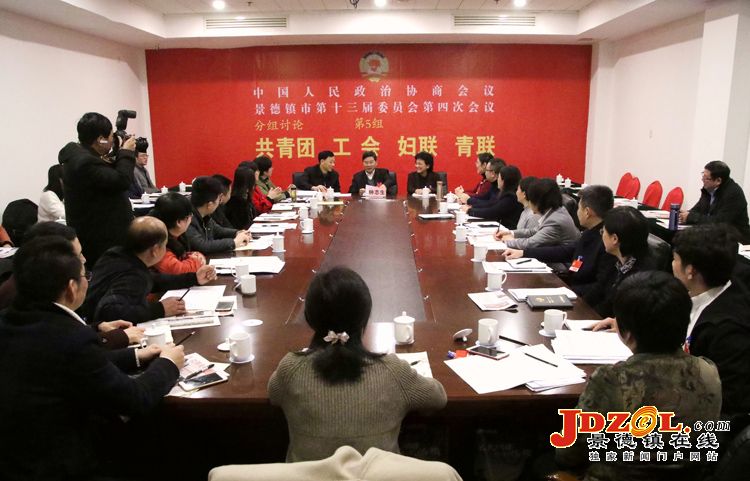 钟志生参加市政协十三届四次会议分组讨论