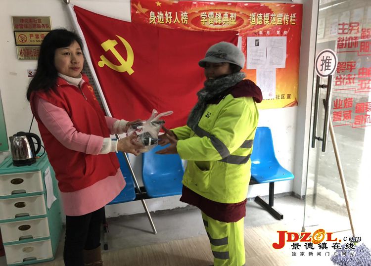 【网络中国节·元宵】桂花弄社区开展关爱老人和环卫工人活动