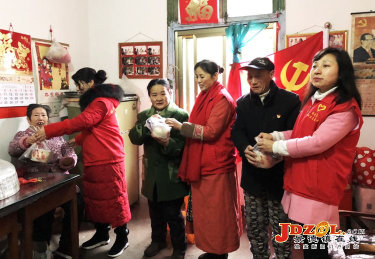 【网络中国节·元宵】桂花弄社区开展关爱老人和环卫工人活动