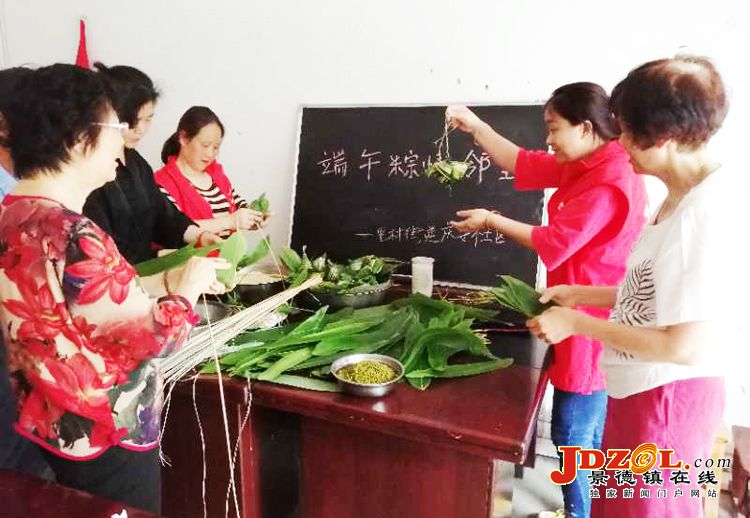 里村街道庆安社区：开展端午节包粽子活动
