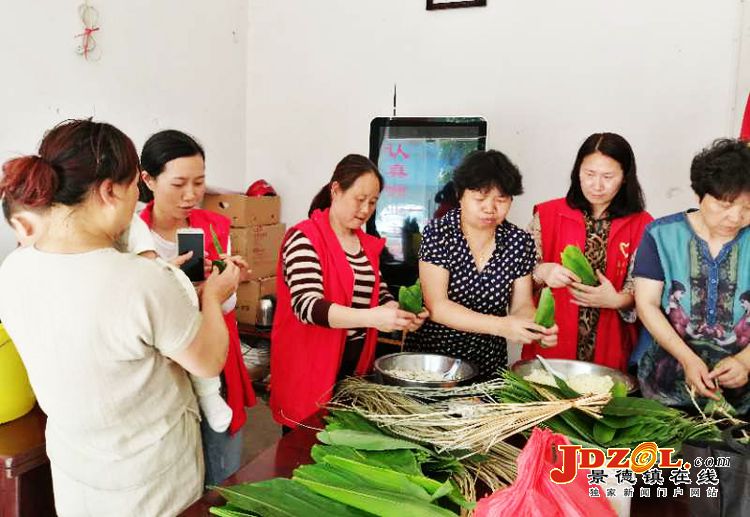 里村街道庆安社区：开展端午节包粽子活动