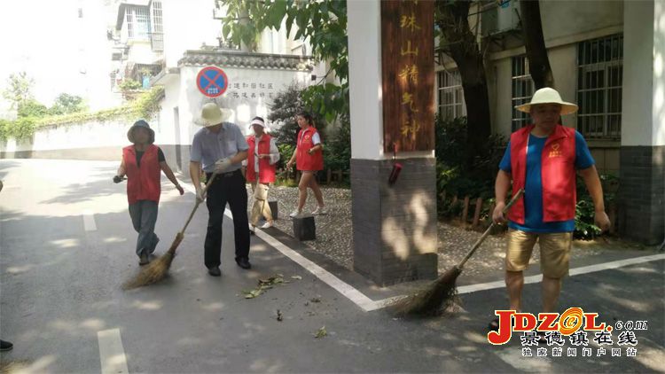 市应急管理局志愿者开展全城大扫除活动