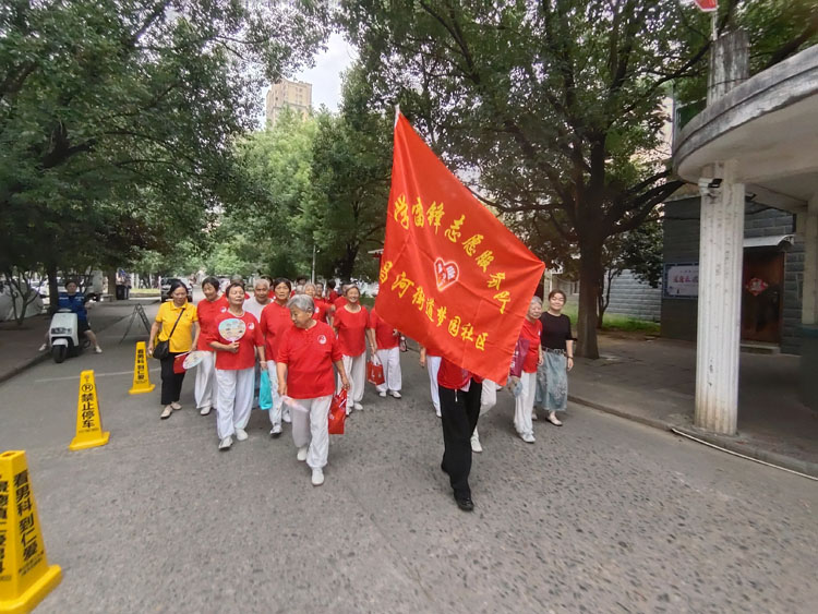 梦园社区组织开展“重阳踏秋行 快乐健步走”活动