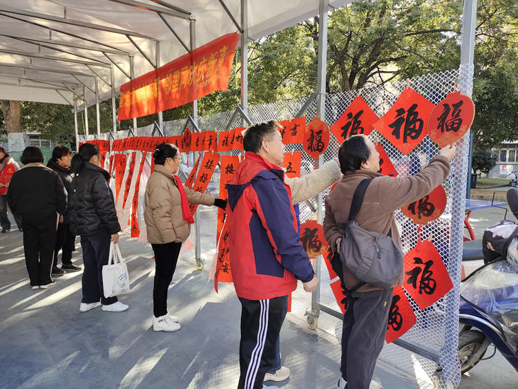 梦园社区开展“写春联送祝福”活动