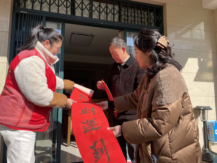 梦园社区开展“写春联送祝福”活动