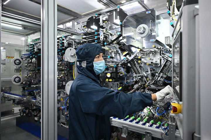 接续奋斗向未来——各地干部群众在四中全会精神指引下奋力拼搏谱新篇